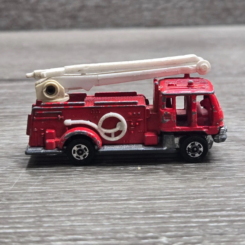 Vintage Tomica No. 3 Isuzu Squrt Fire Engine Firetruck Diecast Car Japan 1975